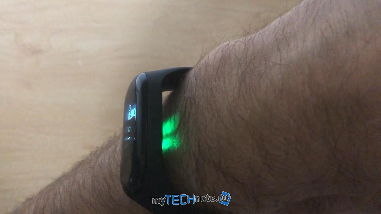 Xiaomi Mi Band 3 – а нужен ли фитнесс трекер не спортсменам? - если браслет не плотно прилегает к руке, но свет от датчиков ночью виден очень хорошо