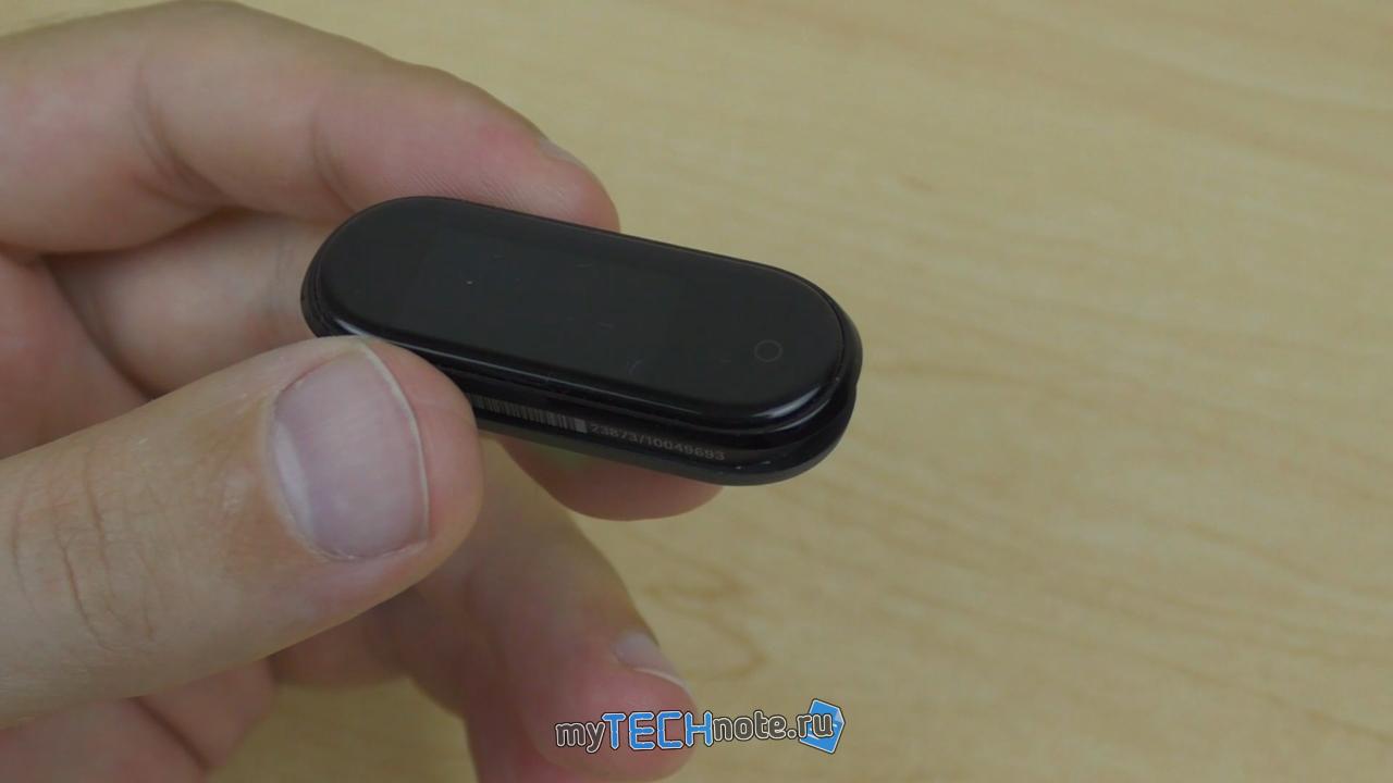 Xiaomi Mi Smart Band 4 – обзор - экран проглядывается под стеклом