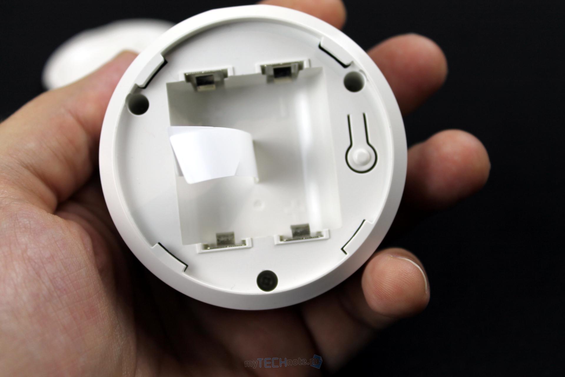 WiFi сирена NEO Coolcam (S3454) с Aliexpress - под крышкой 2 места для батареек и кнопка