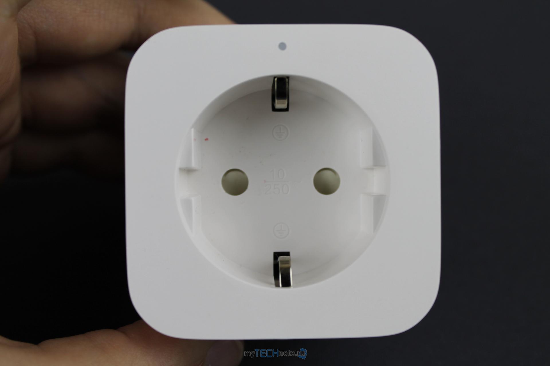 Умная розетка Xiaomi Mi Smart Plug ZNCZ04LM - вид спереди
